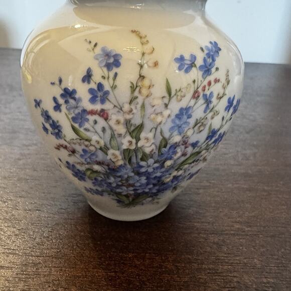 Forget Me Not Floral Porcelain Vase 2 Vases Blue White Floral Bouquet Home Decor - Picture 3 of 15